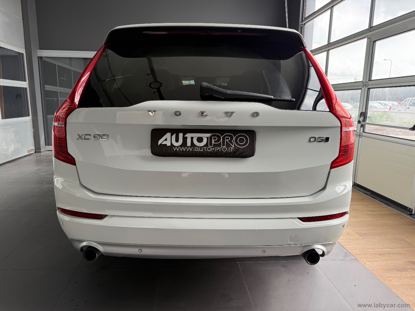 XC90 D5 AWD Geartronic 7 posti Momentum - immagine 3