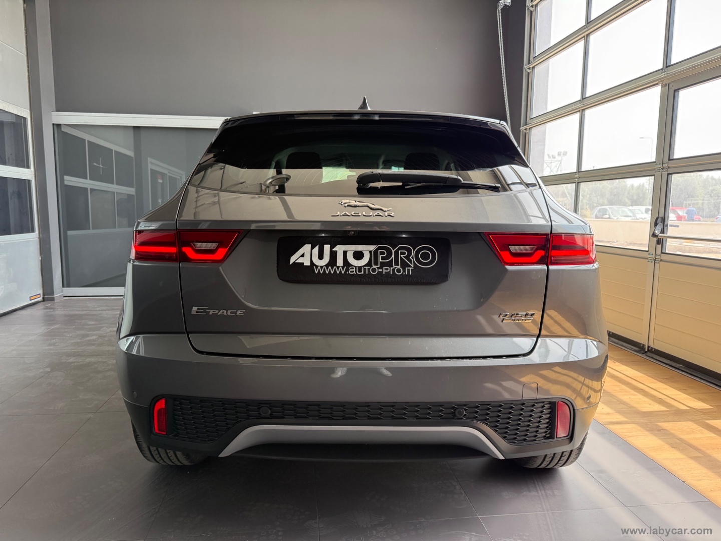 E-Pace 2.0D 150CV AWD aut. - immagine 3