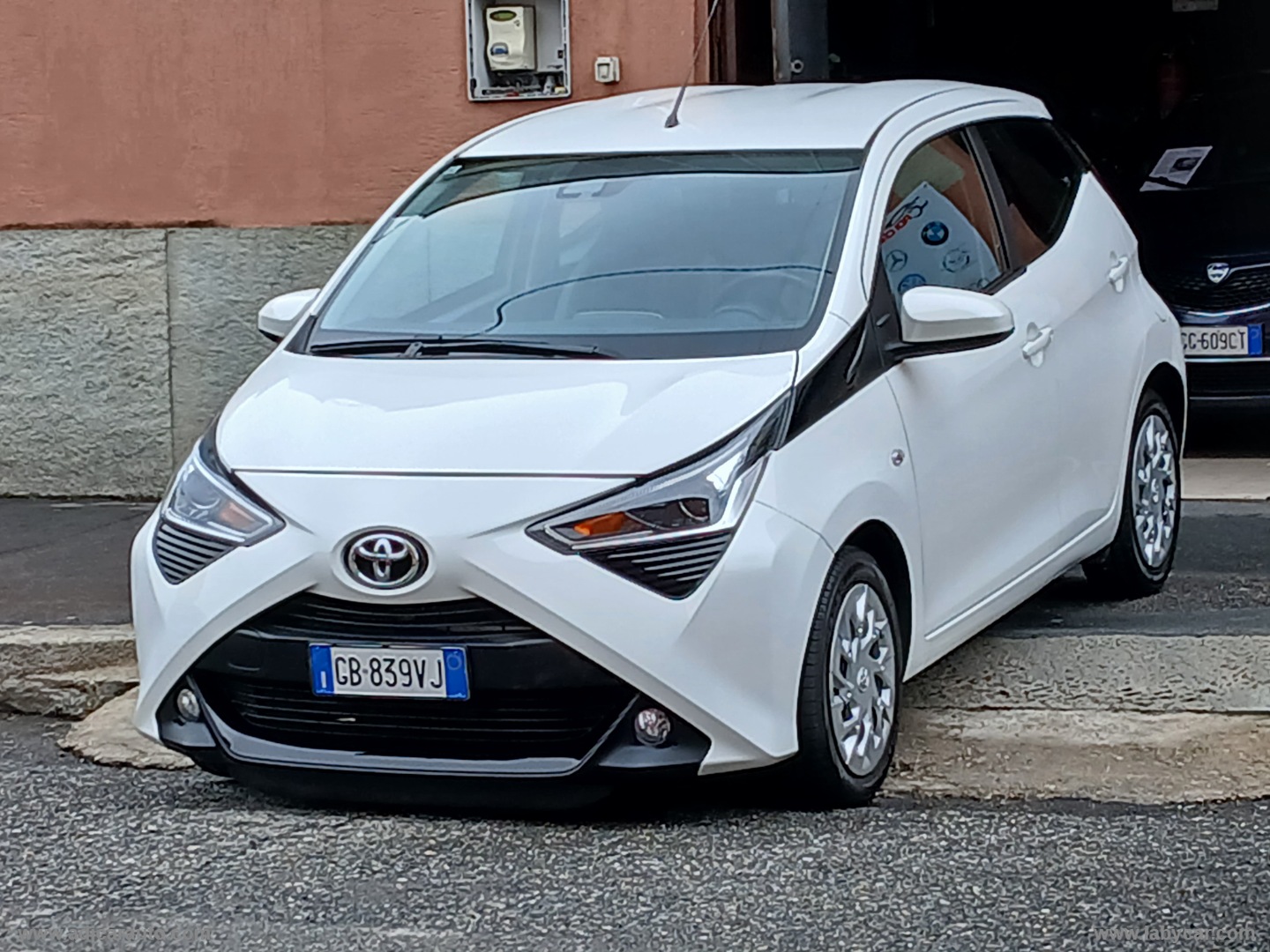 Aygo Connect 1.0 VVT-i 72 CV 5p. x-cool - immagine 3