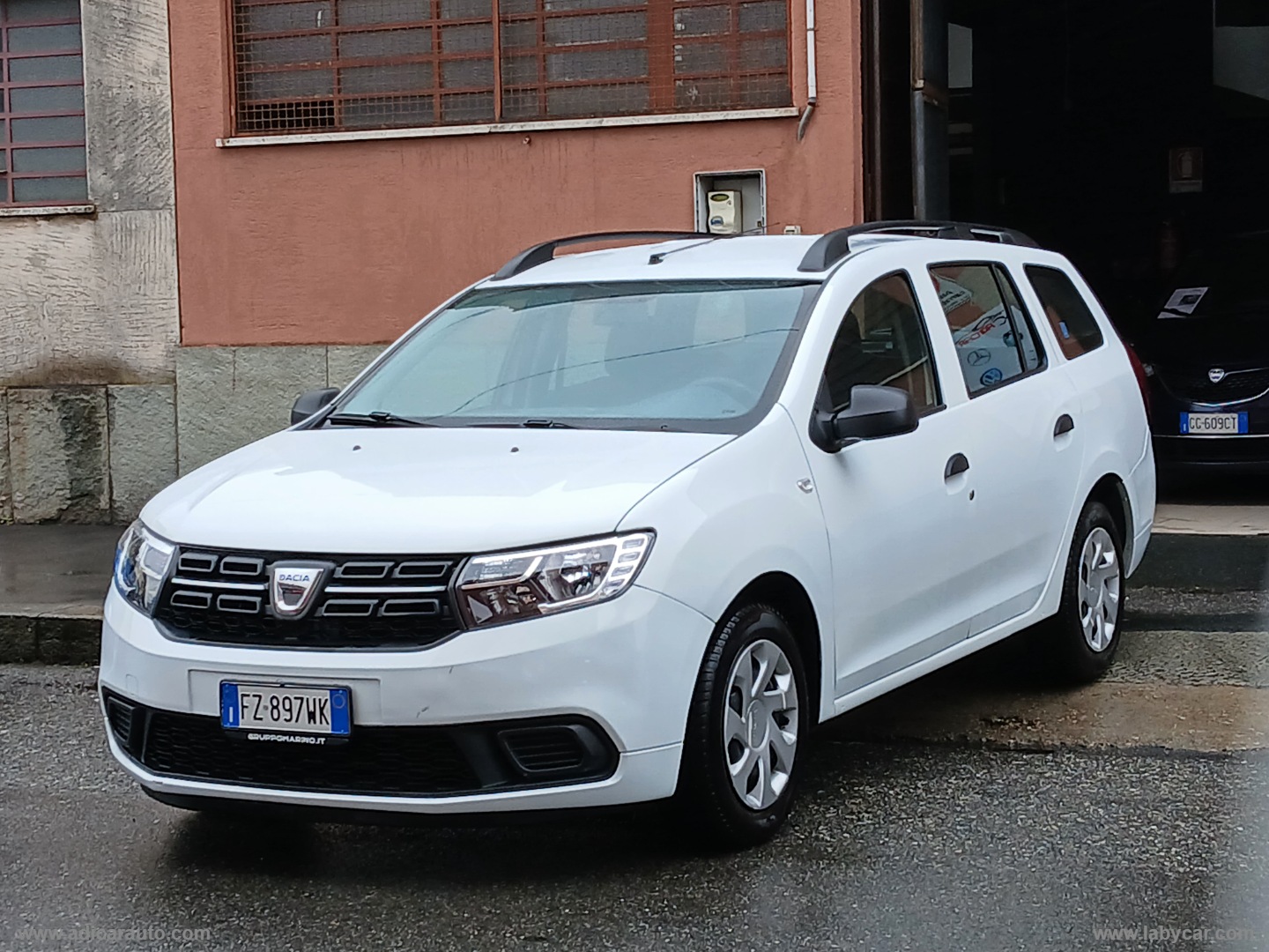 Logan MCV 1.0 SCe 12V 75CV S&S - immagine 3