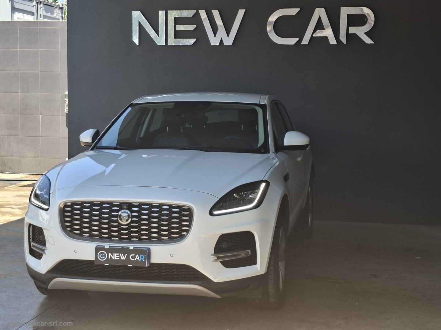 E-Pace 2.0D I4 163 CV AWD Auto - immagine 3