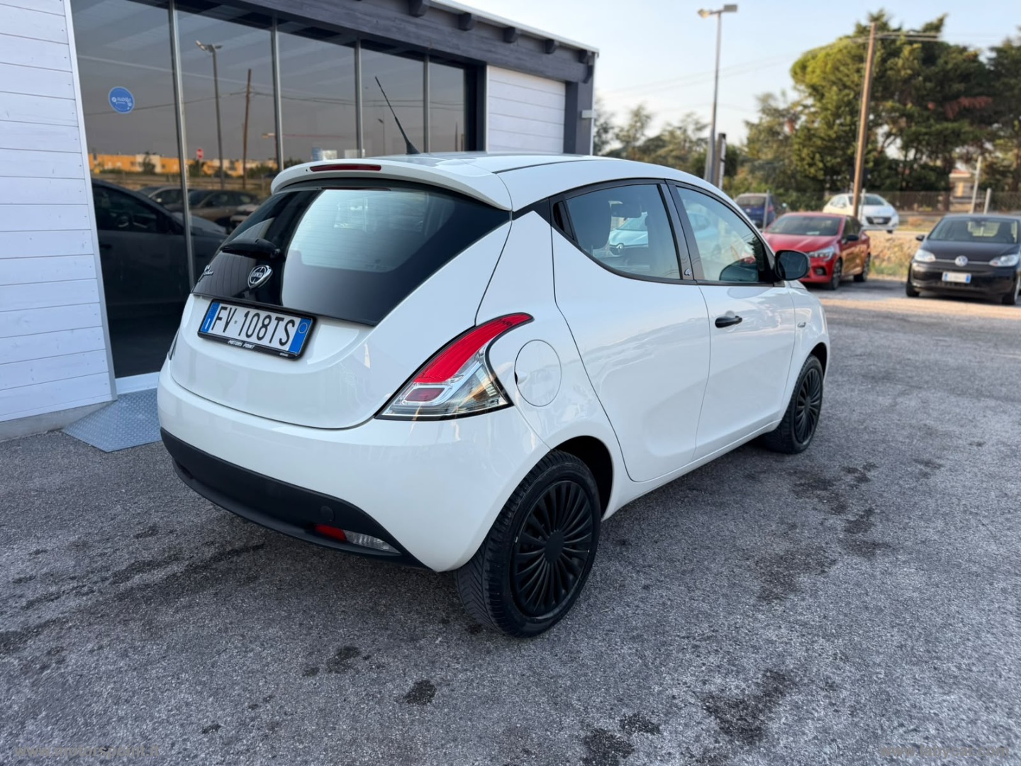 Ypsilon 1.2 69 CV 5p. GPL Ecochic Gold - immagine 3