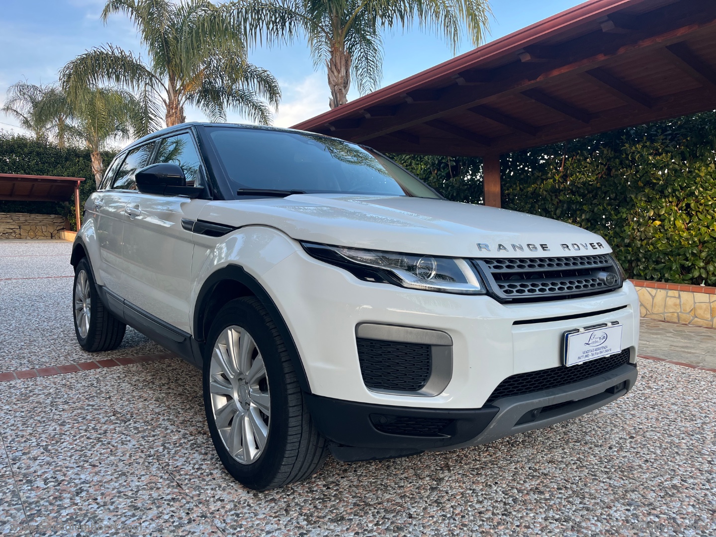 RR Evoque 2.0 eD4 5p. Bs Ed. Premium SE - immagine 3
