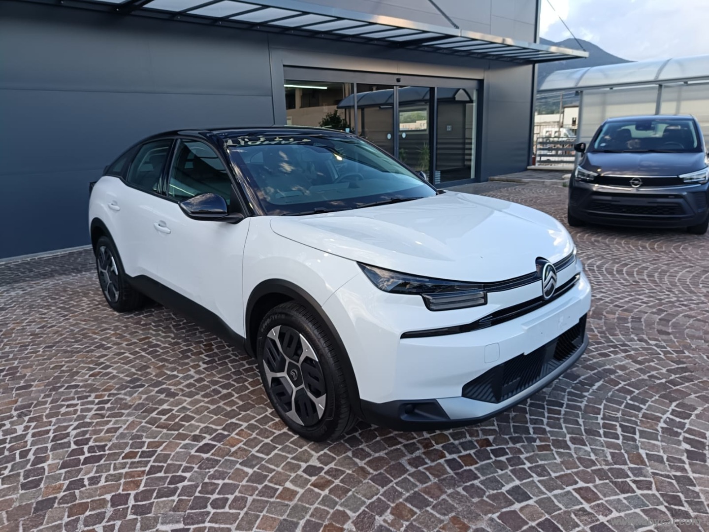 Citroën C4 Hybrid 145 e-DCS6 Plus - Immagine 3