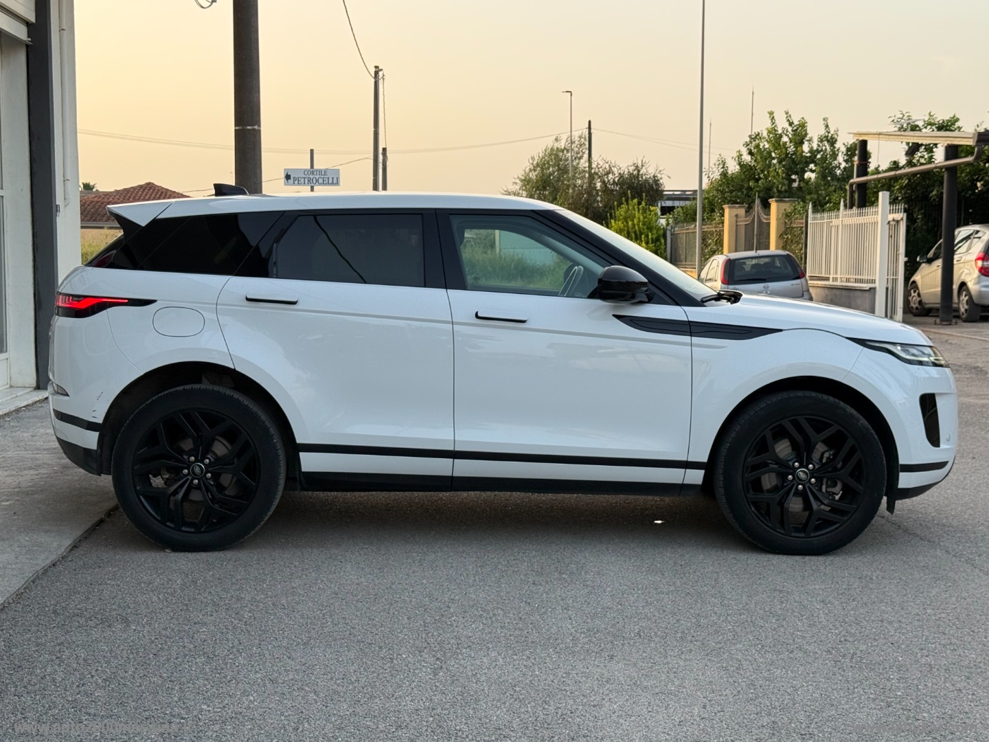 RR Evoque 2.0D I4 163 CV AWD Auto SE - immagine 3