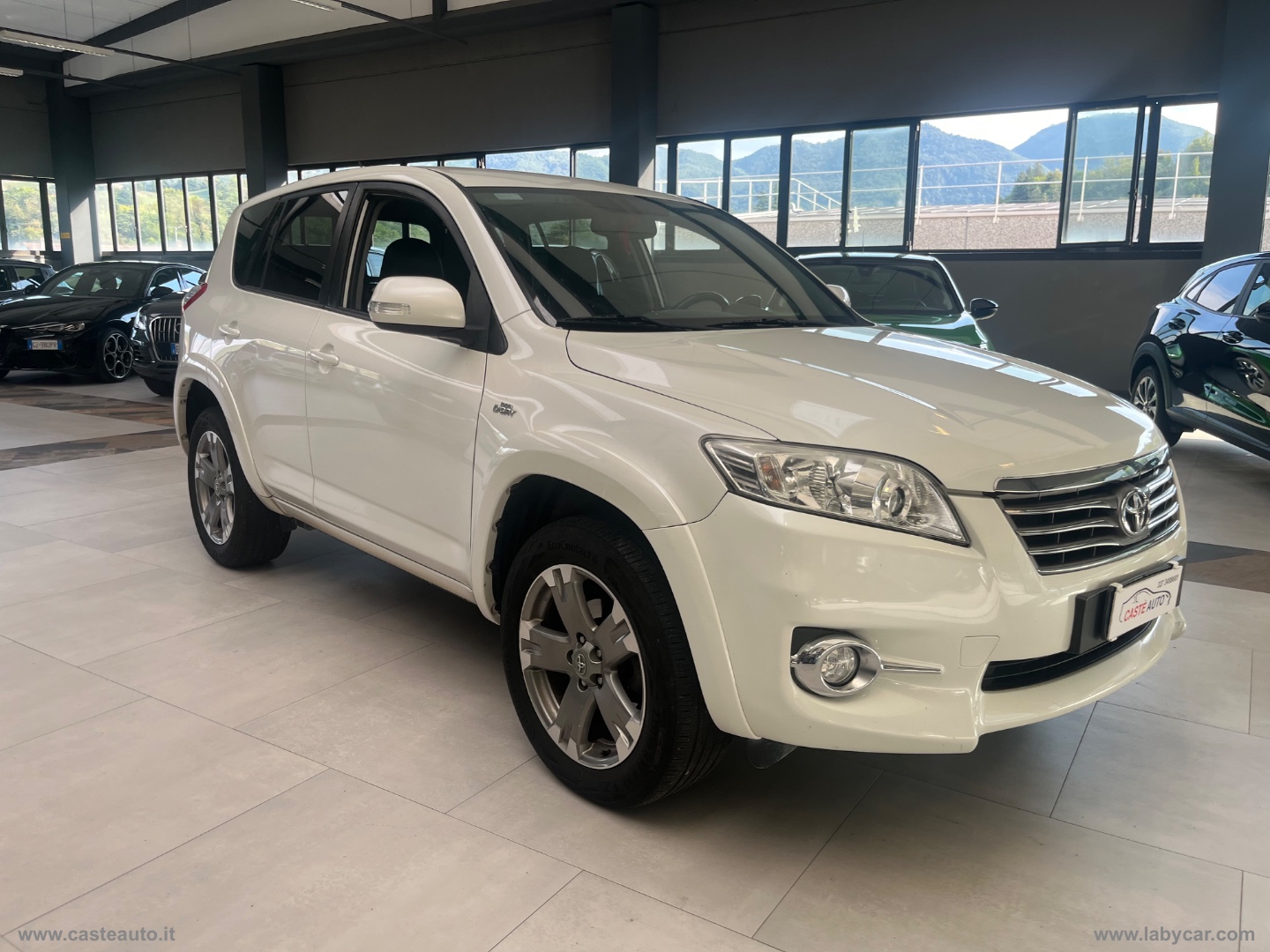 RAV4 Crossover 2.2 D-Cat A/T 150 CV Lux. - immagine 3