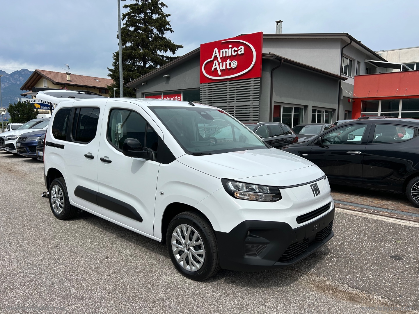 Doblò 1.5 BlueHdi 100CV Combi - All. Olmedo PIANALE RIBASSATO CON RAMPA ACCESSO CARROZZINA - immagine 3
