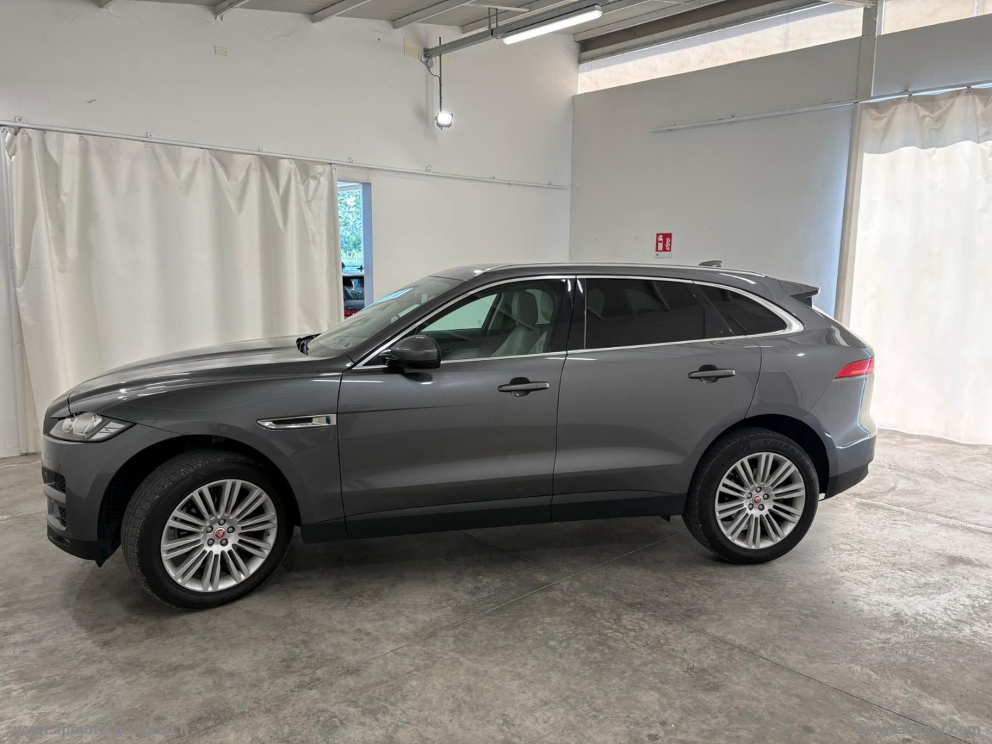 F-Pace 2.0 D 180 CV AWD aut. Prestige - immagine 3