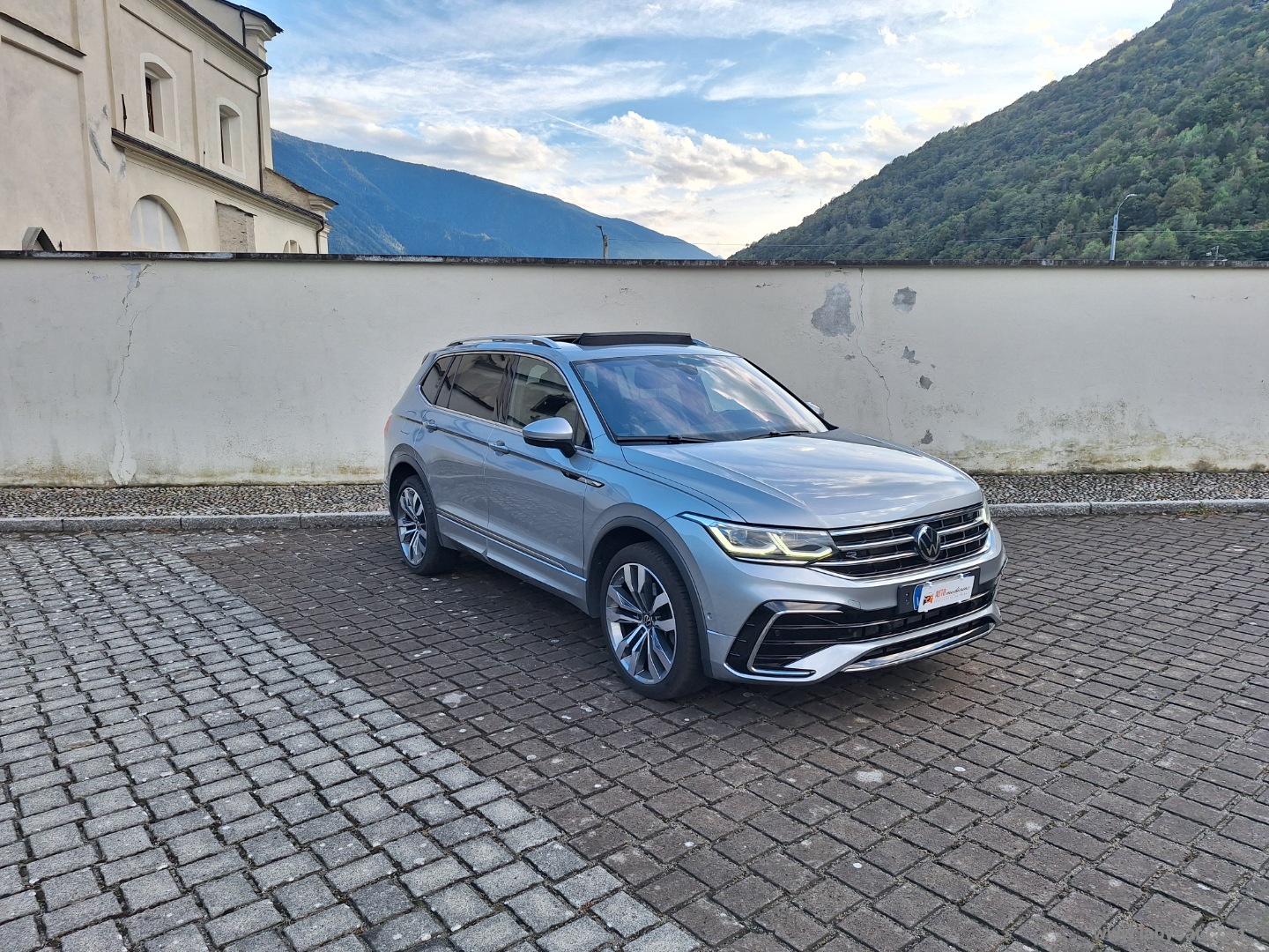 Tiguan Allsp. 4MOTION R-LINE TETTO PELLE - immagine 3