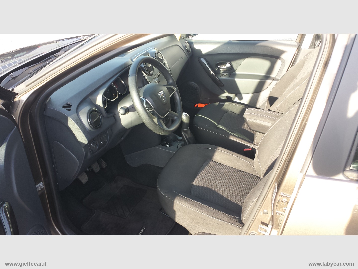 Sandero 1.0 SCe 12V 75 CV Lauréate - immagine 4