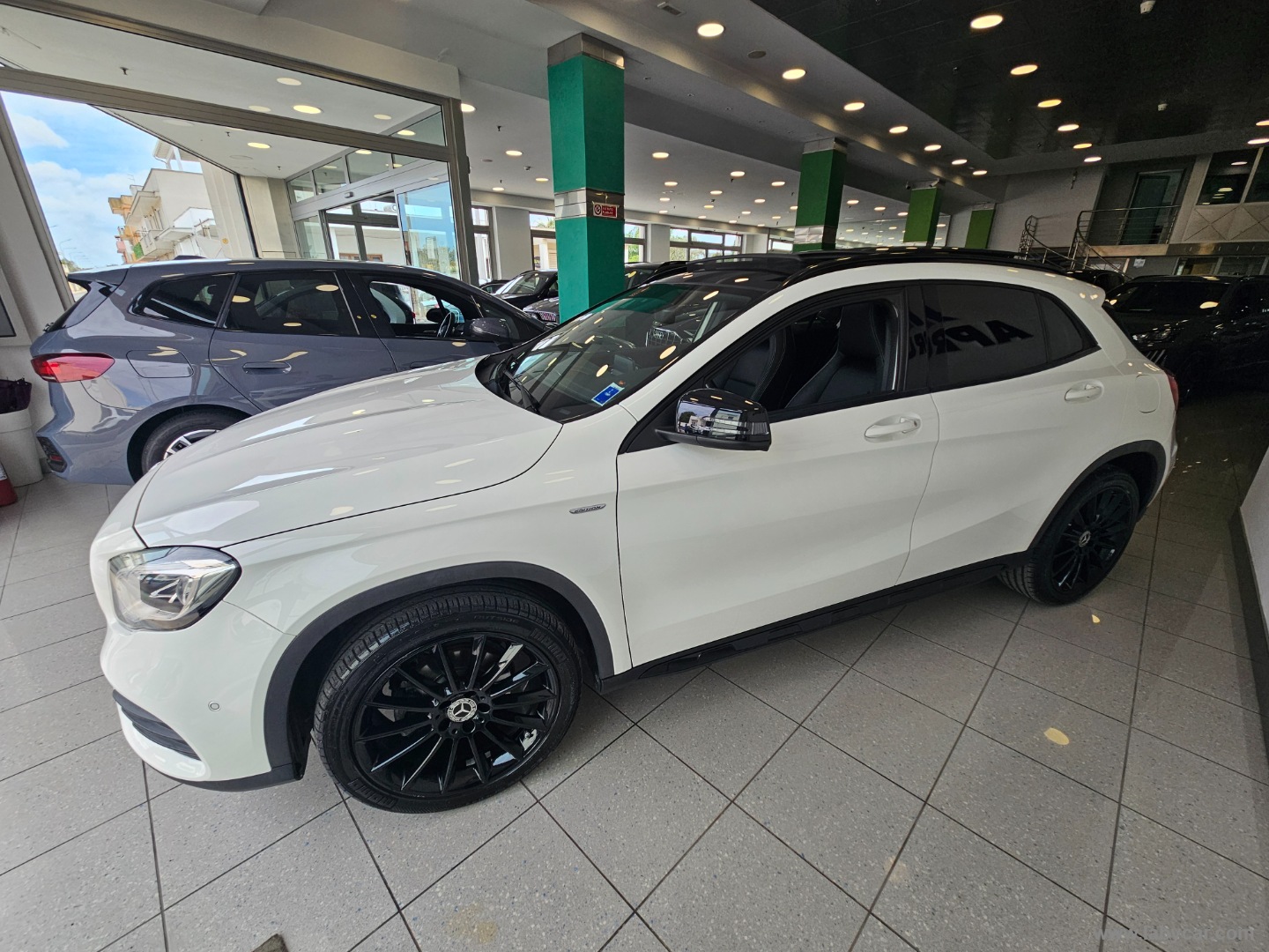 GLA 200 d Automatic 4Matic Premium - immagine 4