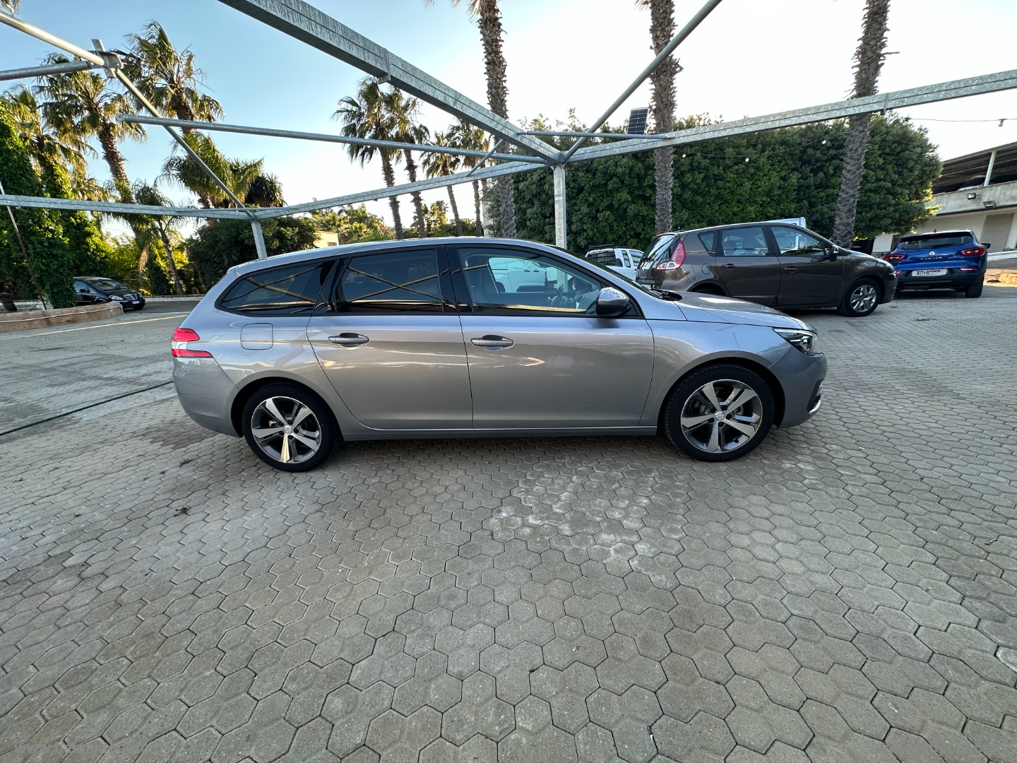 308 BlueHDi 130 S&S EAT8 SW Allure - immagine 4