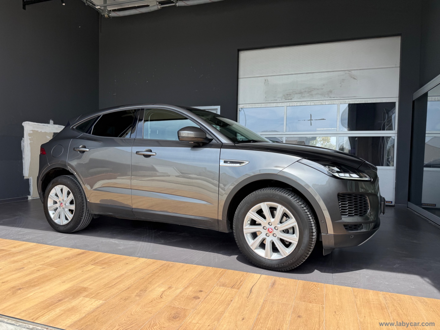 E-Pace 2.0D 150CV AWD aut. - immagine 4