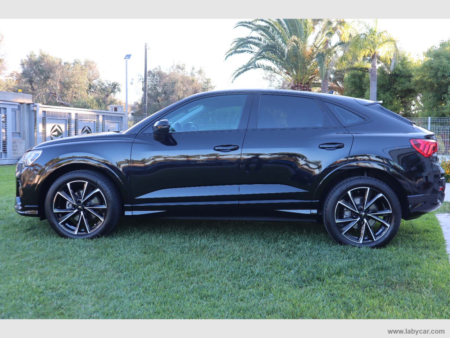 Q3 SPB 35 TDI S tronic Identity Black - immagine 4