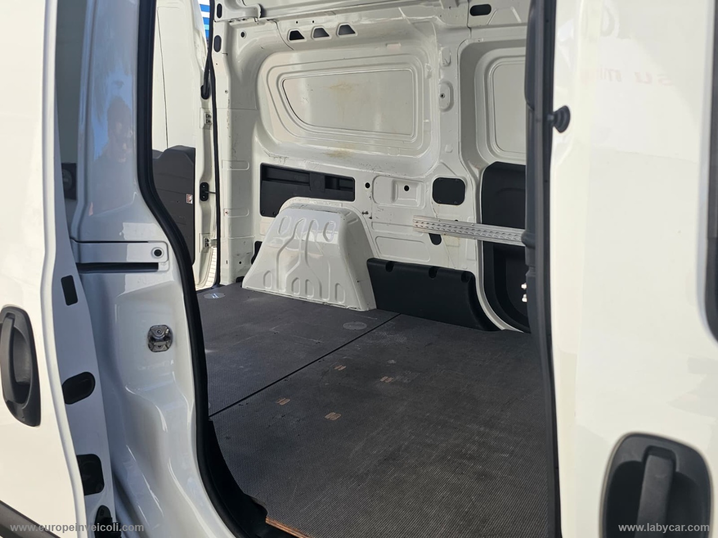 Doblò 1.6 MJT 105 PL-TA Cargo MaxiXL Bus FIAT DOBLO' - immagine 4