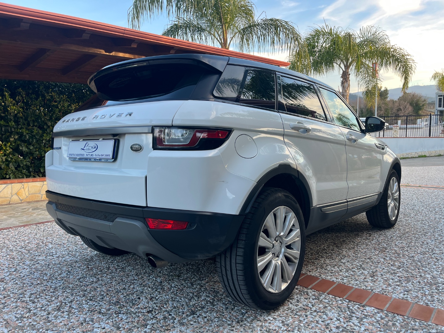 RR Evoque 2.0 eD4 5p. Bs Ed. Premium SE - immagine 4