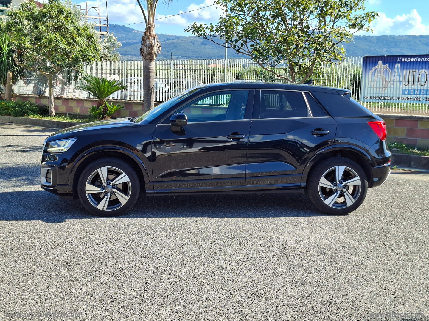 Q2 30 TDI S tronic Identity Black - immagine 4