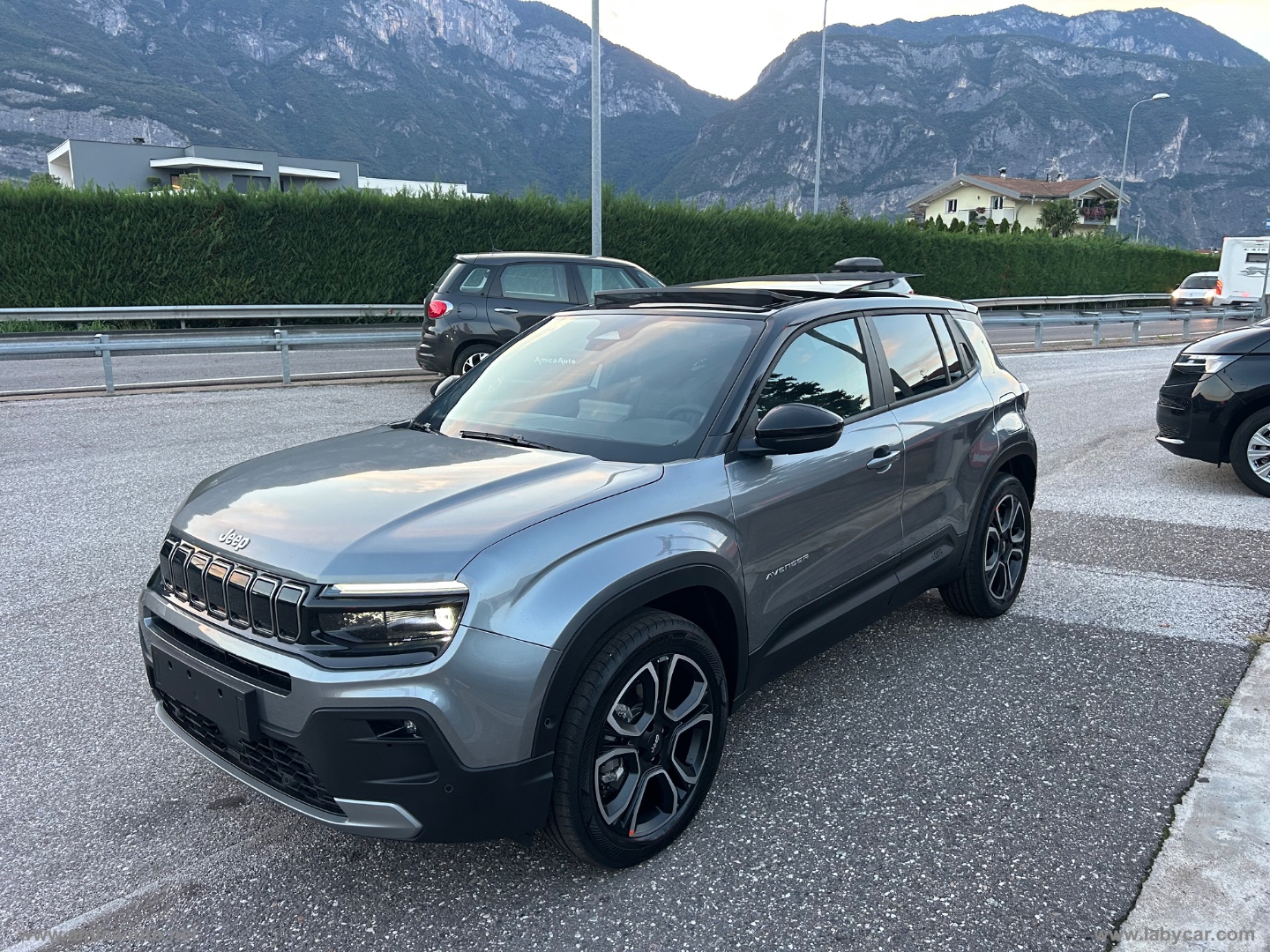 Avenger 1.2 Turbo 110CV e-Hybr. Summit VERNICE BICOLORE GRIGIO GRANITE/TETTO NERO - immagine 4