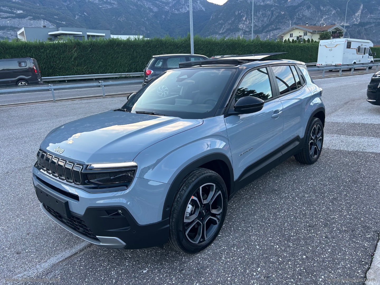 Avenger 1.2 Turbo 110CV e-Hybr. Summit VERNICE BICOLORE GRIGIO STORM/TETTO NERO - immagine 4