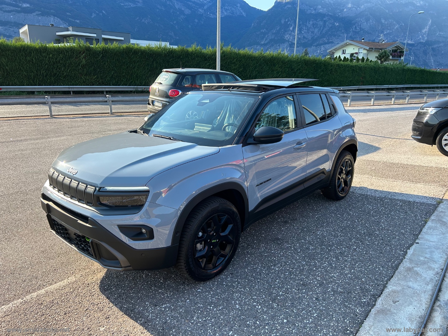 Avenger 1.2 Turbo 145cv e-Hyb.4xe Overand VERNICE BICOLORE GRIGIO STORM/TETTO NERO - immagine 4