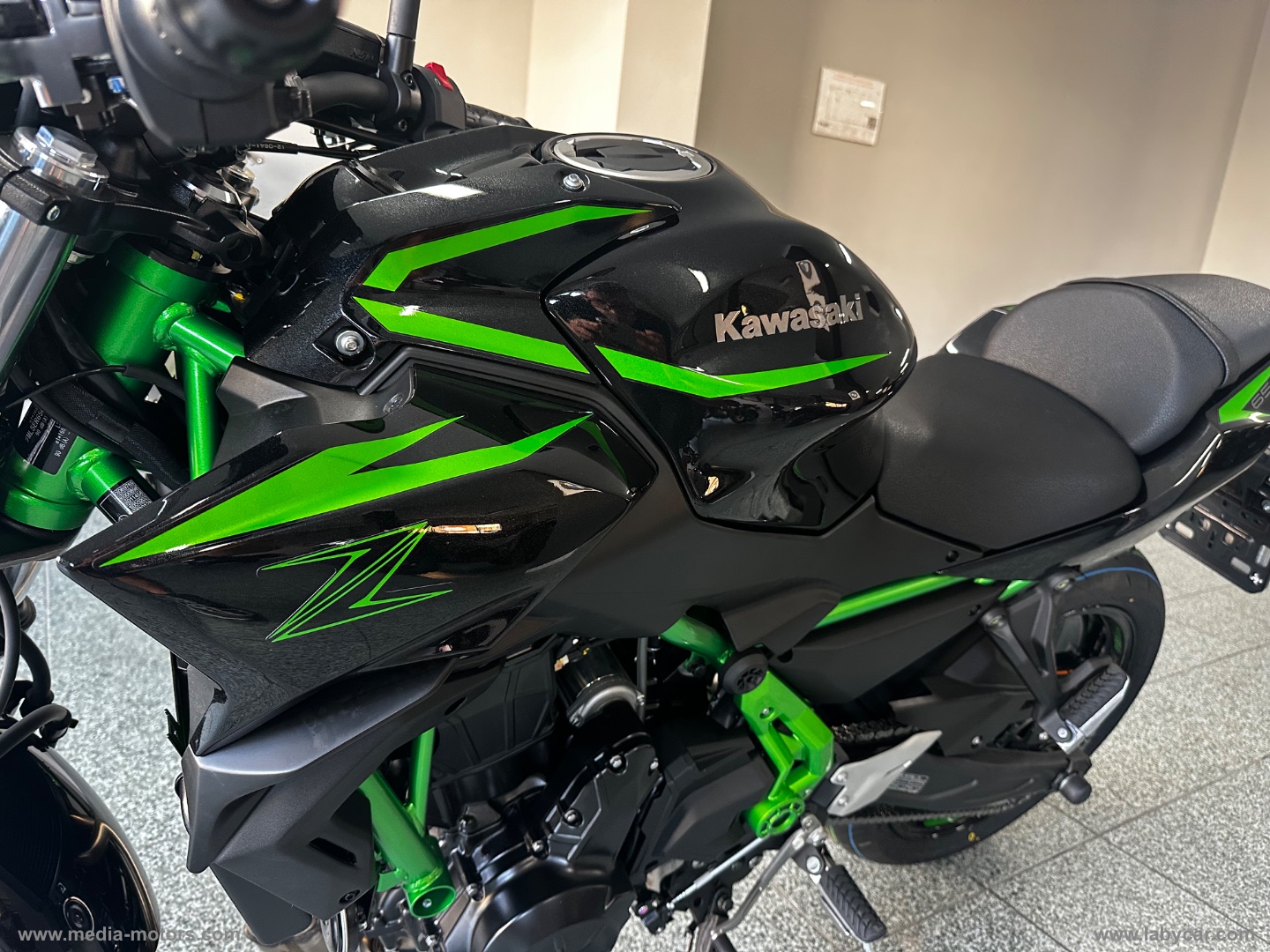 Z 650 Metallic Spark Black / Green - immagine 4