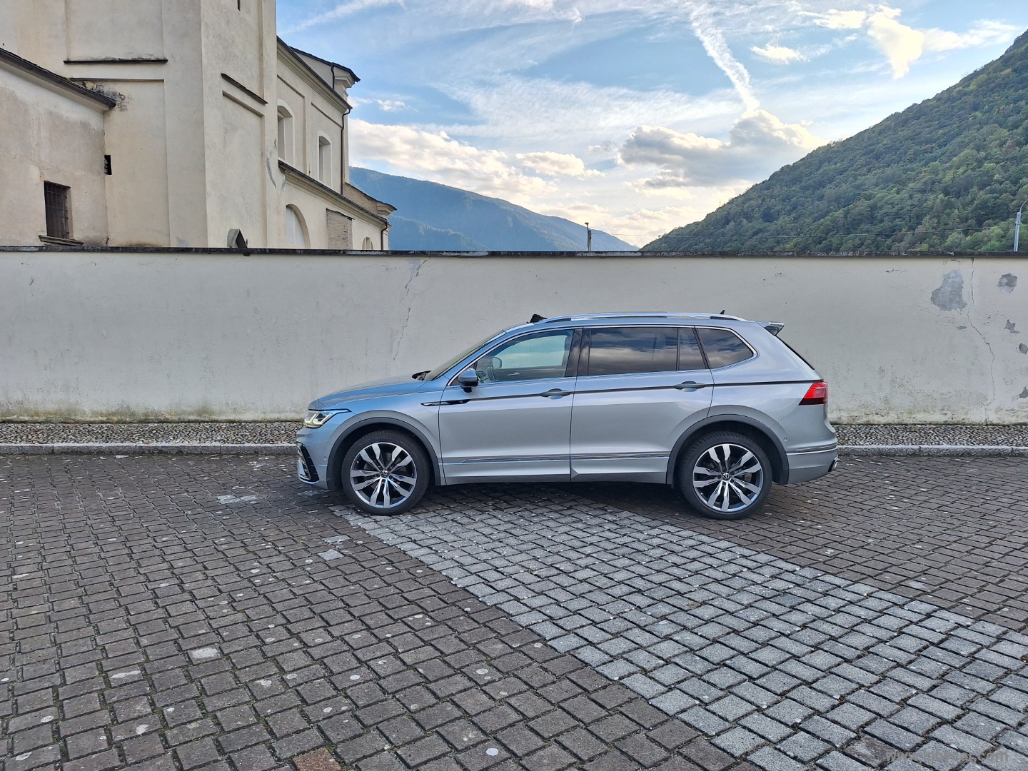 Tiguan Allsp. 4MOTION R-LINE TETTO PELLE - immagine 4
