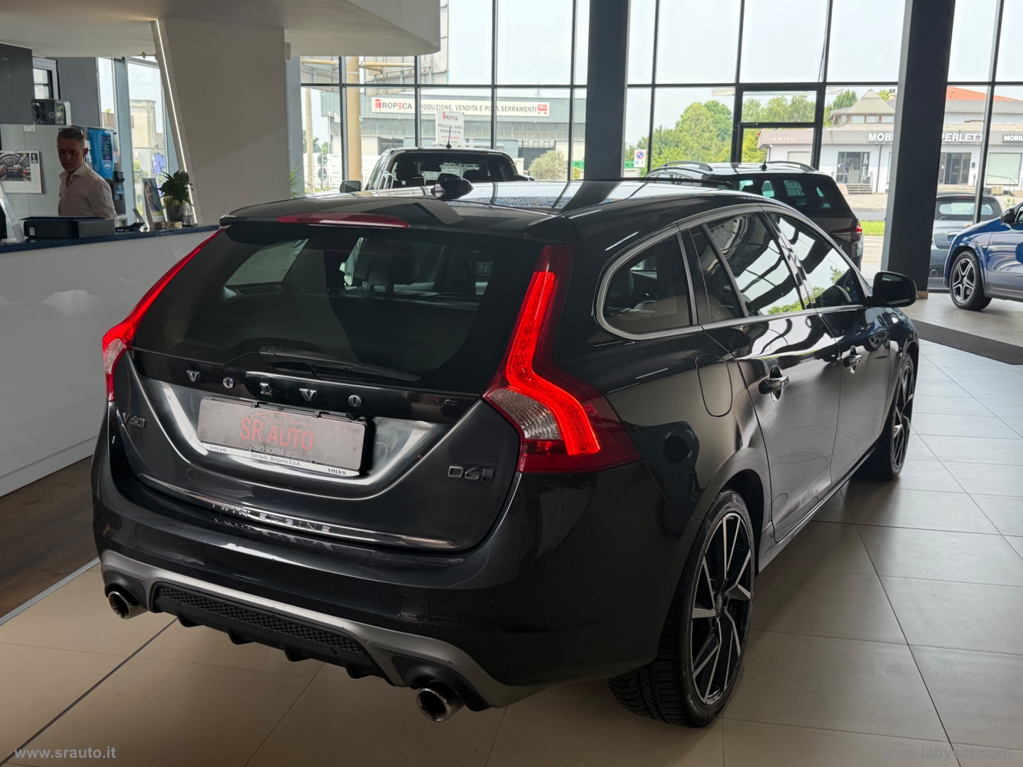 V60 D6 Twin Engine Geartronic Momentum - immagine 4