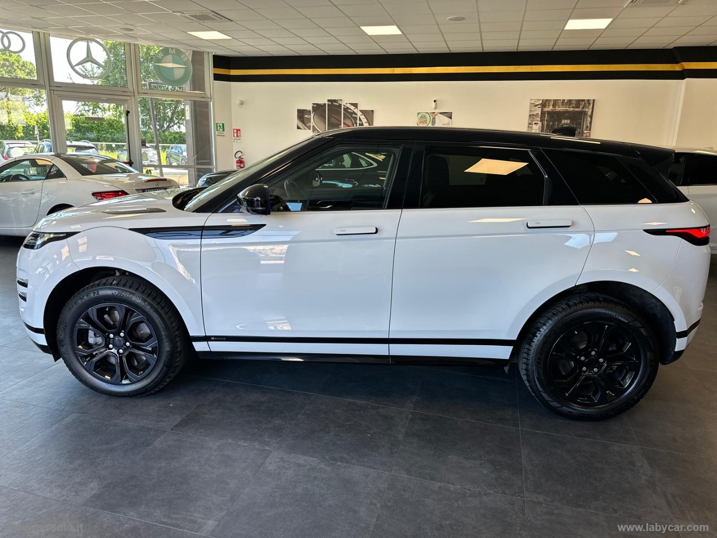 RR Evoque 2.0D L.Flw 150 AWD R-Dyn.HSE TAGLIANDI CERTIFICATI!! - immagine 4