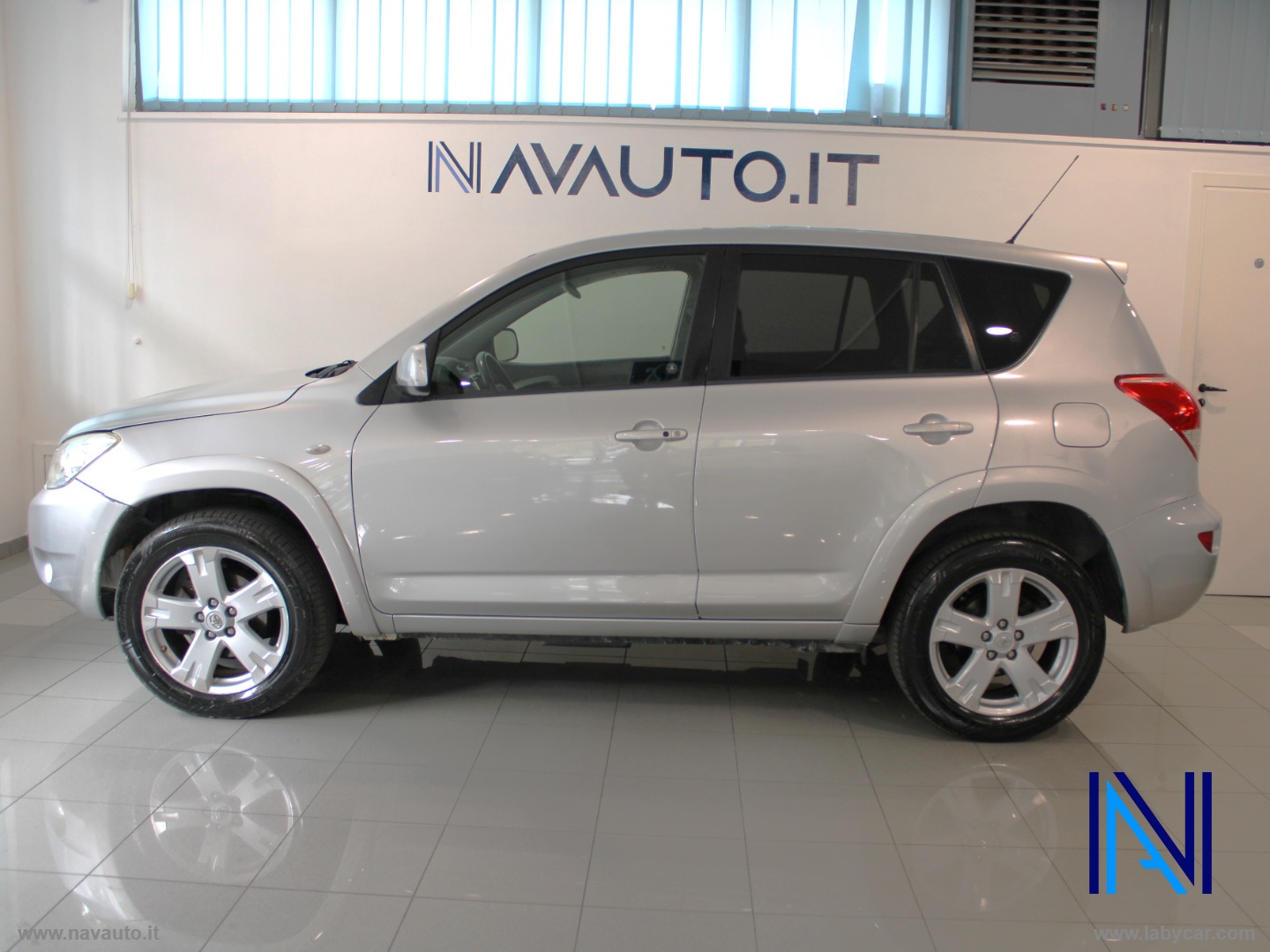RAV4 2.2 D-4D 177 CV Luxury - immagine 4