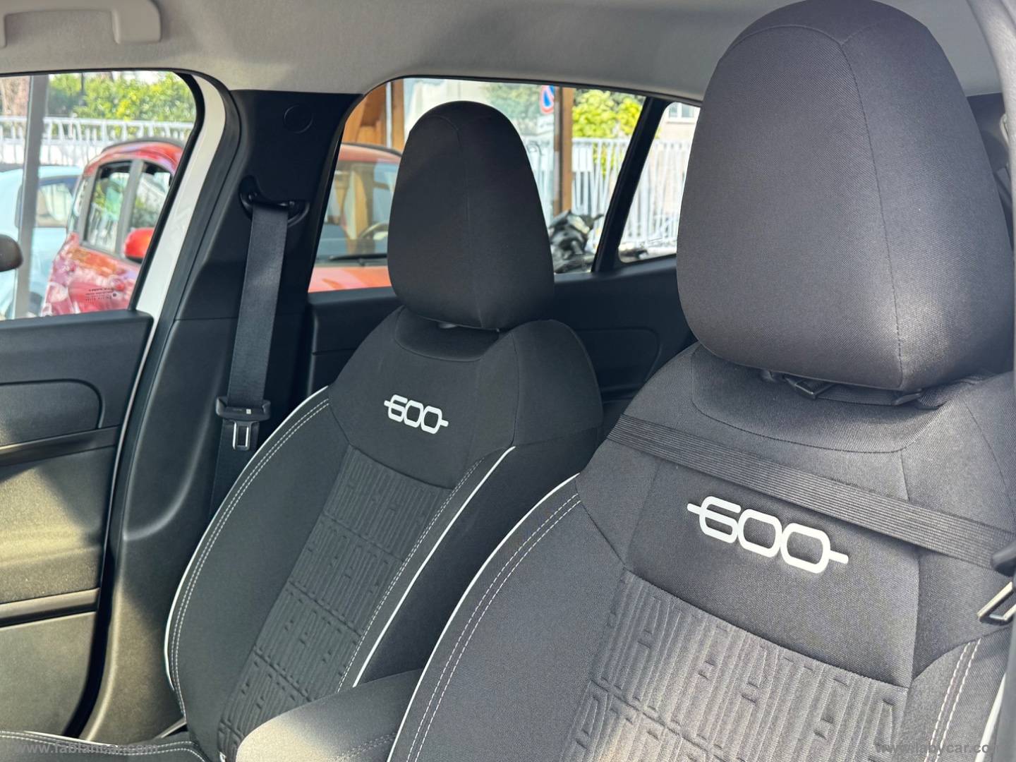 600 Hybrid 110 CV DCT MHEV Icon RED - immagine 5