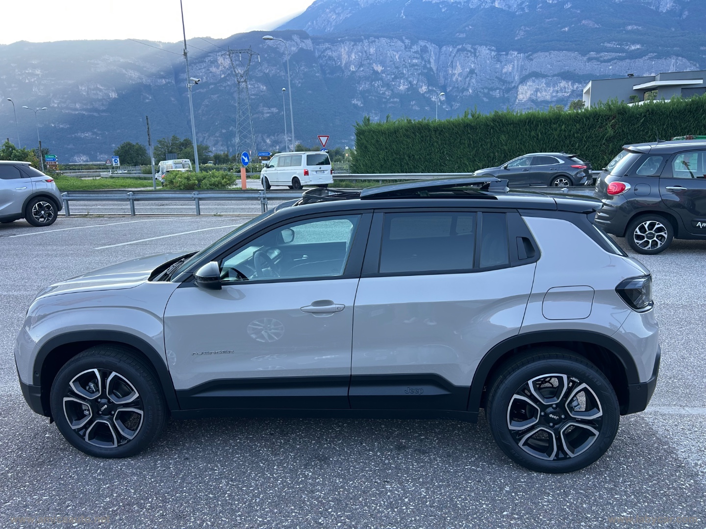Avenger 1.2 Turbo 110CV e-Hybr. Summit VERNICE BICOLORE GRIGIO STONE/TETTO NERO - immagine 5