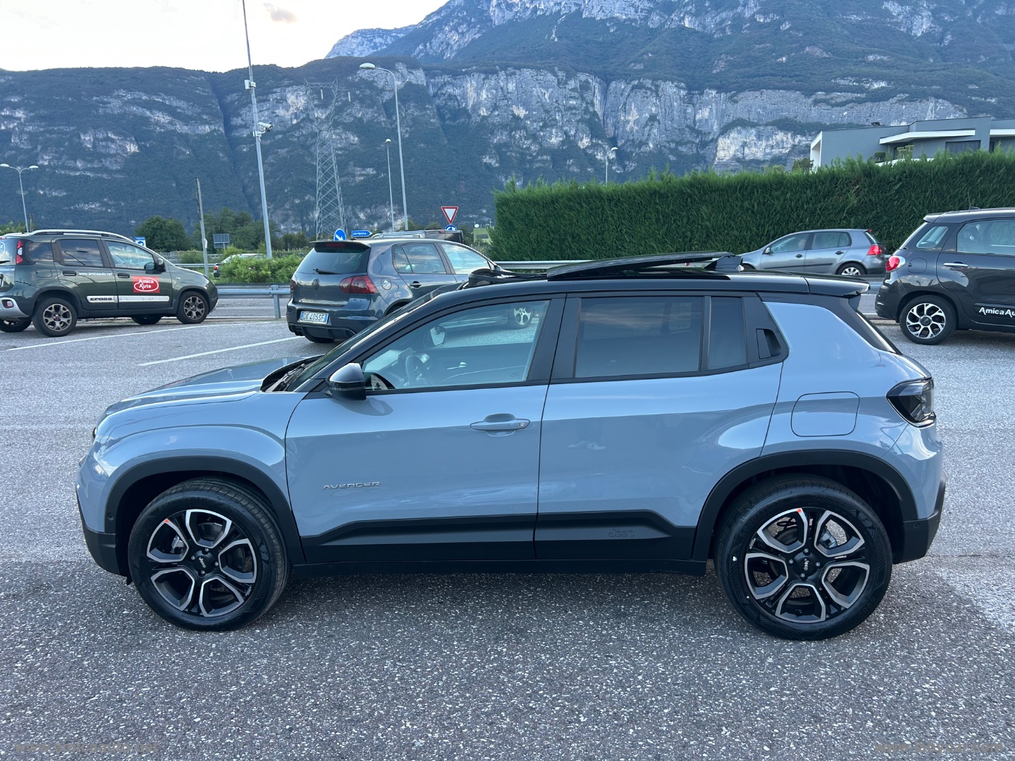 Avenger 1.2 Turbo 110CV e-Hybr. Summit VERNICE BICOLORE GRIGIO STORM/TETTO NERO - immagine 5