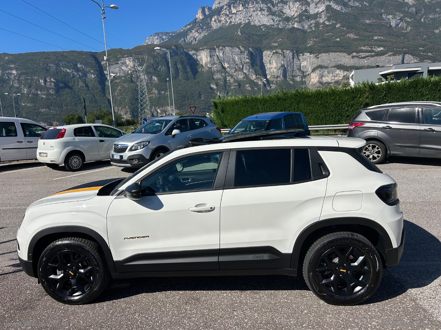 Avenger 1.2 Turbo 145cv e-Hybrid 4xe TheNoth Face Tetto Apribile PANORAMA +4X4 - immagine 5