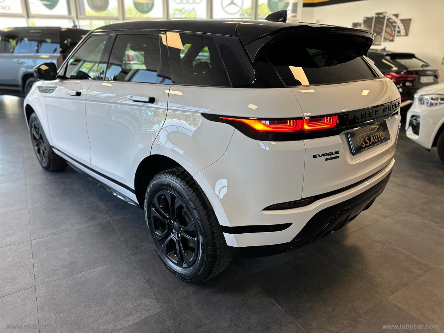 RR Evoque 2.0D L.Flw 150 AWD R-Dyn.HSE TAGLIANDI CERTIFICATI!! - immagine 5