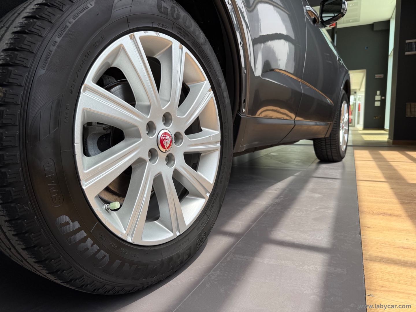 E-Pace 2.0D 150CV AWD aut. - immagine 6