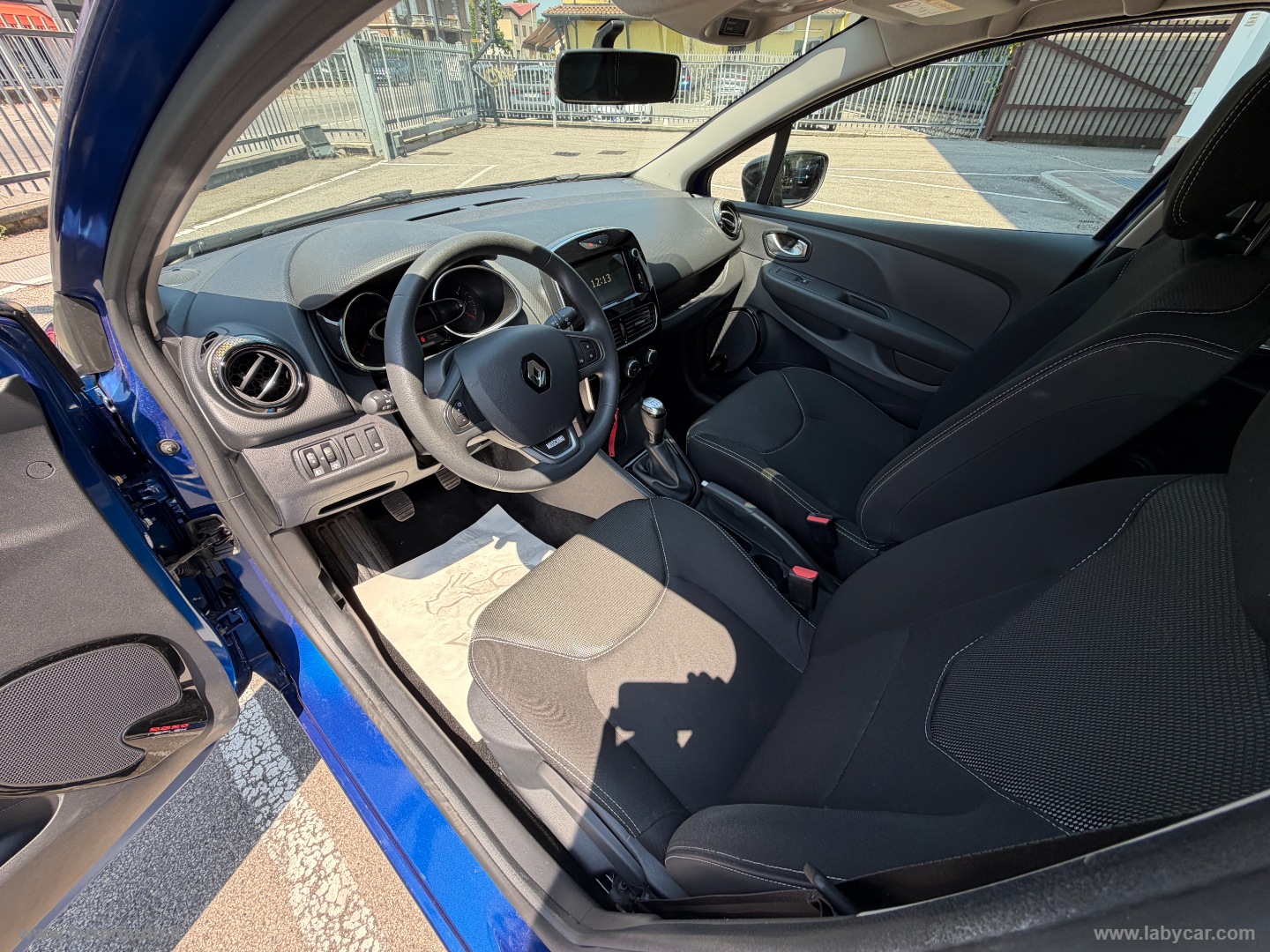 Clio TCe 12V 75CV 5p. Moschino Life - immagine 6