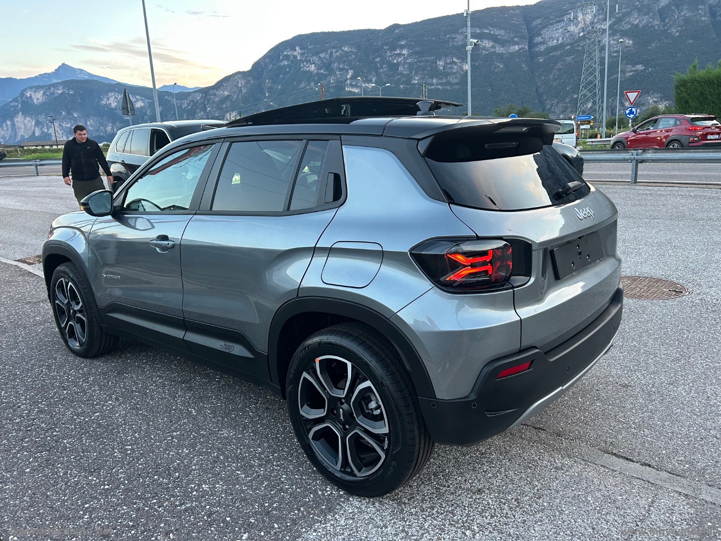 Avenger 1.2 Turbo 110CV e-Hybr. Summit VERNICE BICOLORE GRIGIO GRANITE/TETTO NERO - immagine 6