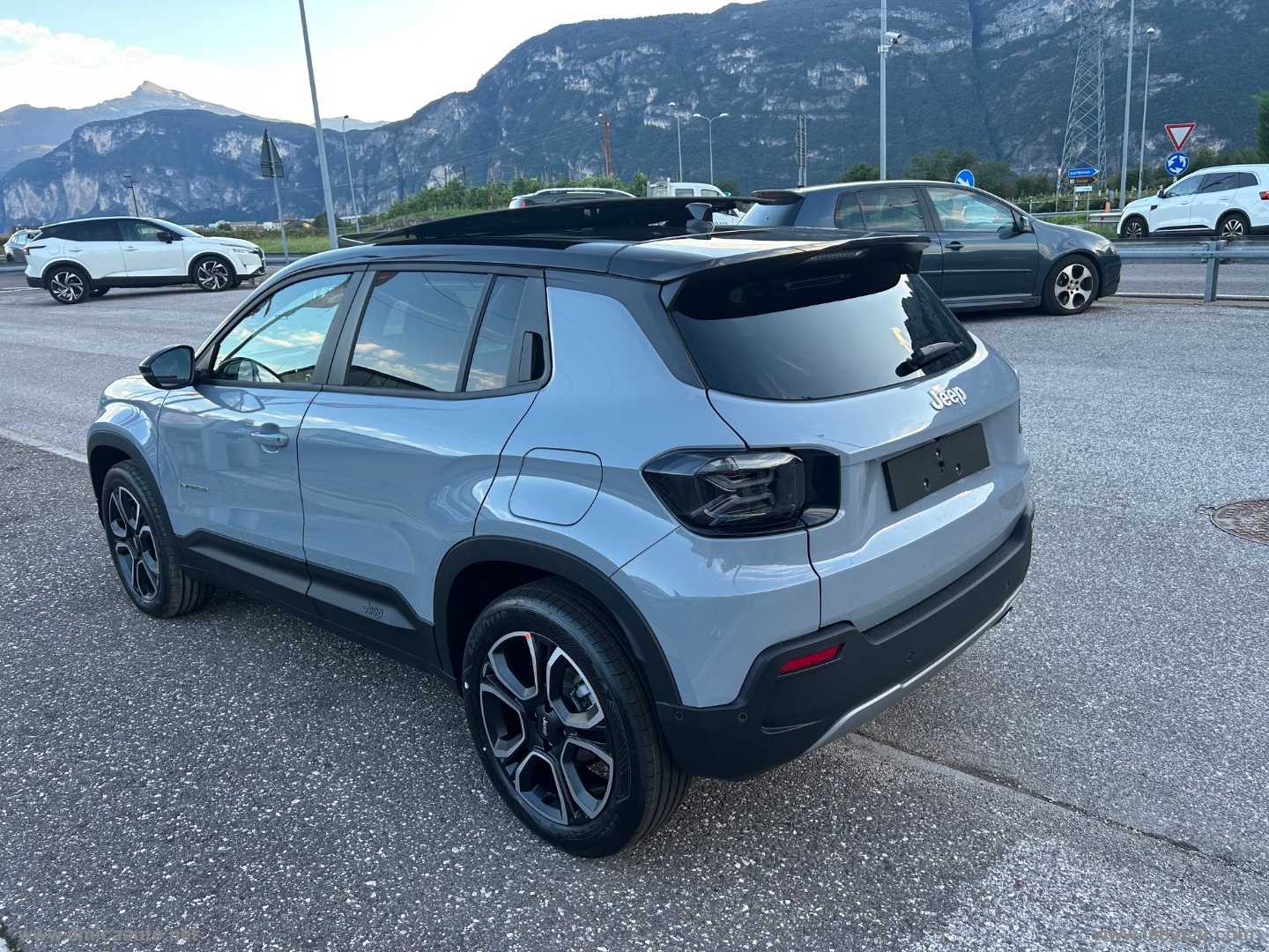 Avenger 1.2 Turbo 110CV e-Hybr. Summit VERNICE BICOLORE GRIGIO STORM/TETTO NERO - immagine 6