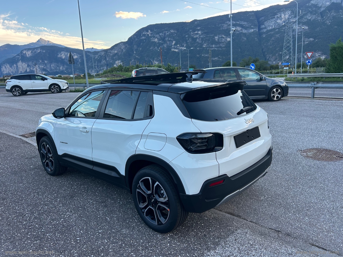 Avenger 1.2 Turbo 110CV e-Hybr. Summit VERNICE BICOLORE BIANCO/TETTO NERO - immagine 6