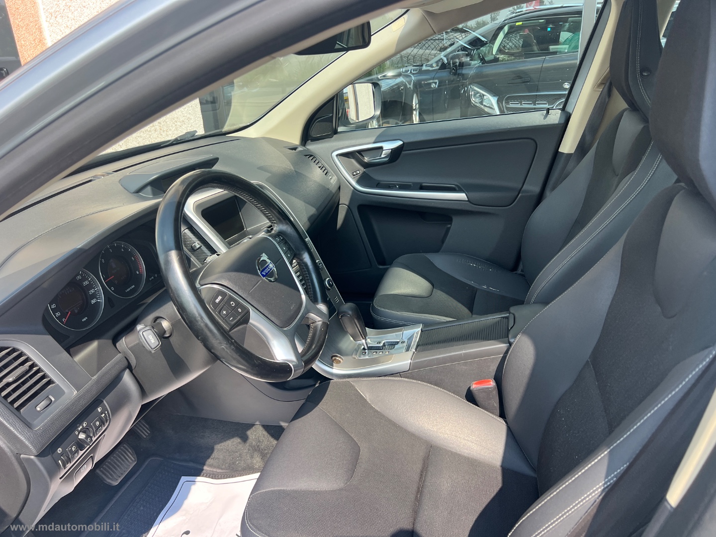 XC60 2.4 D 163CV AWD Geartronic Momentum MOLTO BEN TENUTA - immagine 6