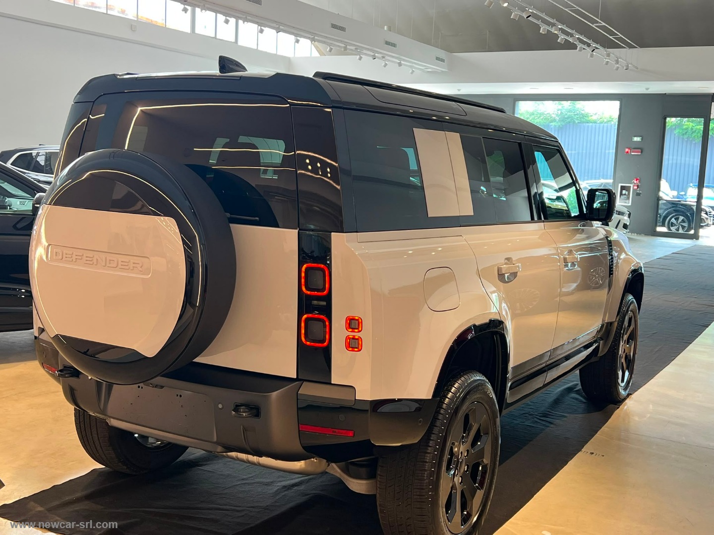 Defender 110 3.0D I6 250 AWD X-Dyn.SE N1 - immagine 7