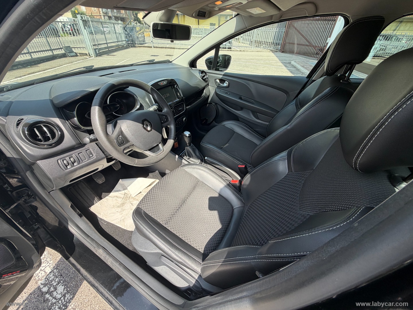 Clio TCe 12V 90CV 5p. Moschino Zen - immagine 7