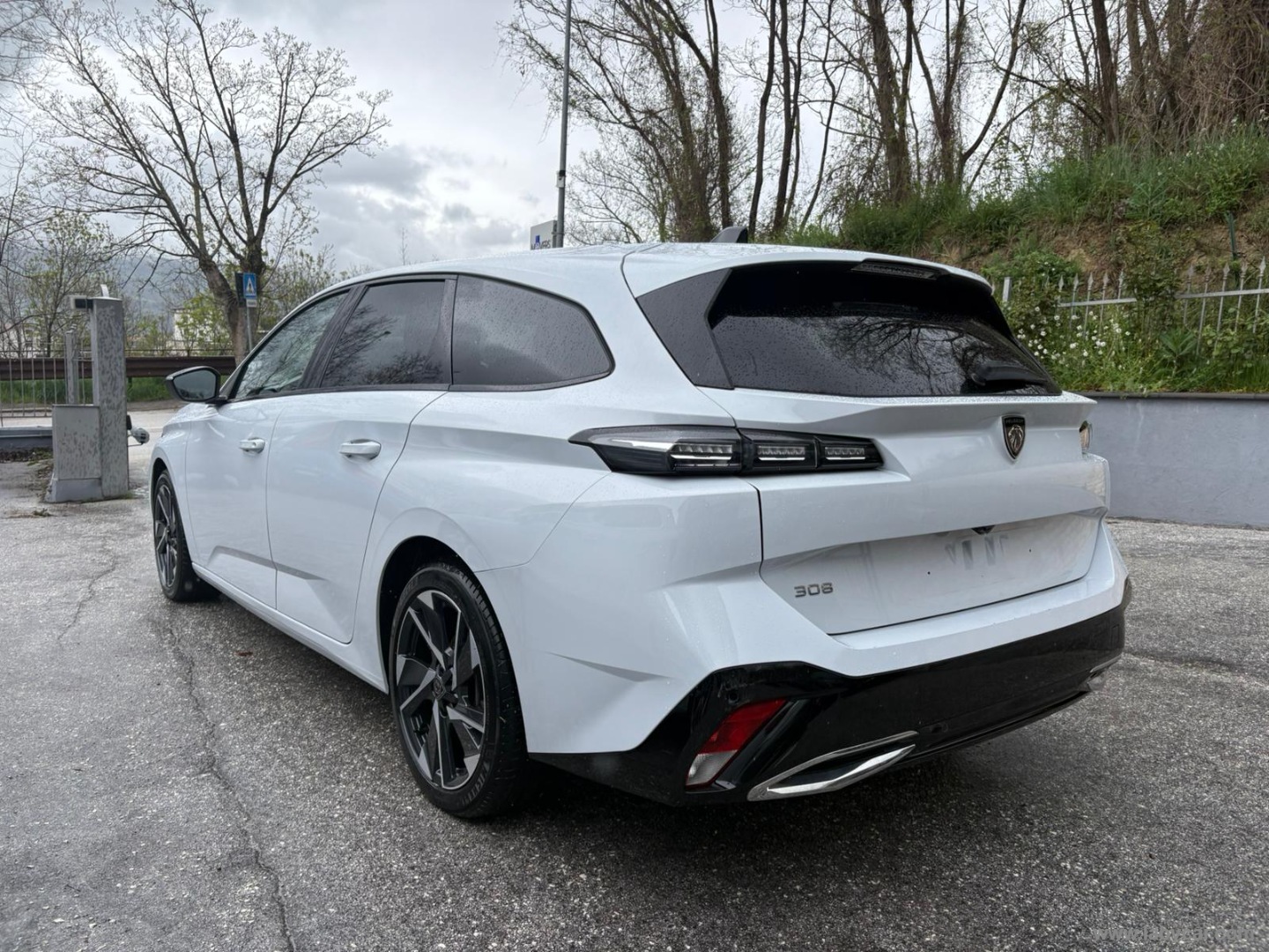 308 BlueHDi 130 S&S EAT8 SW Allure - immagine 7