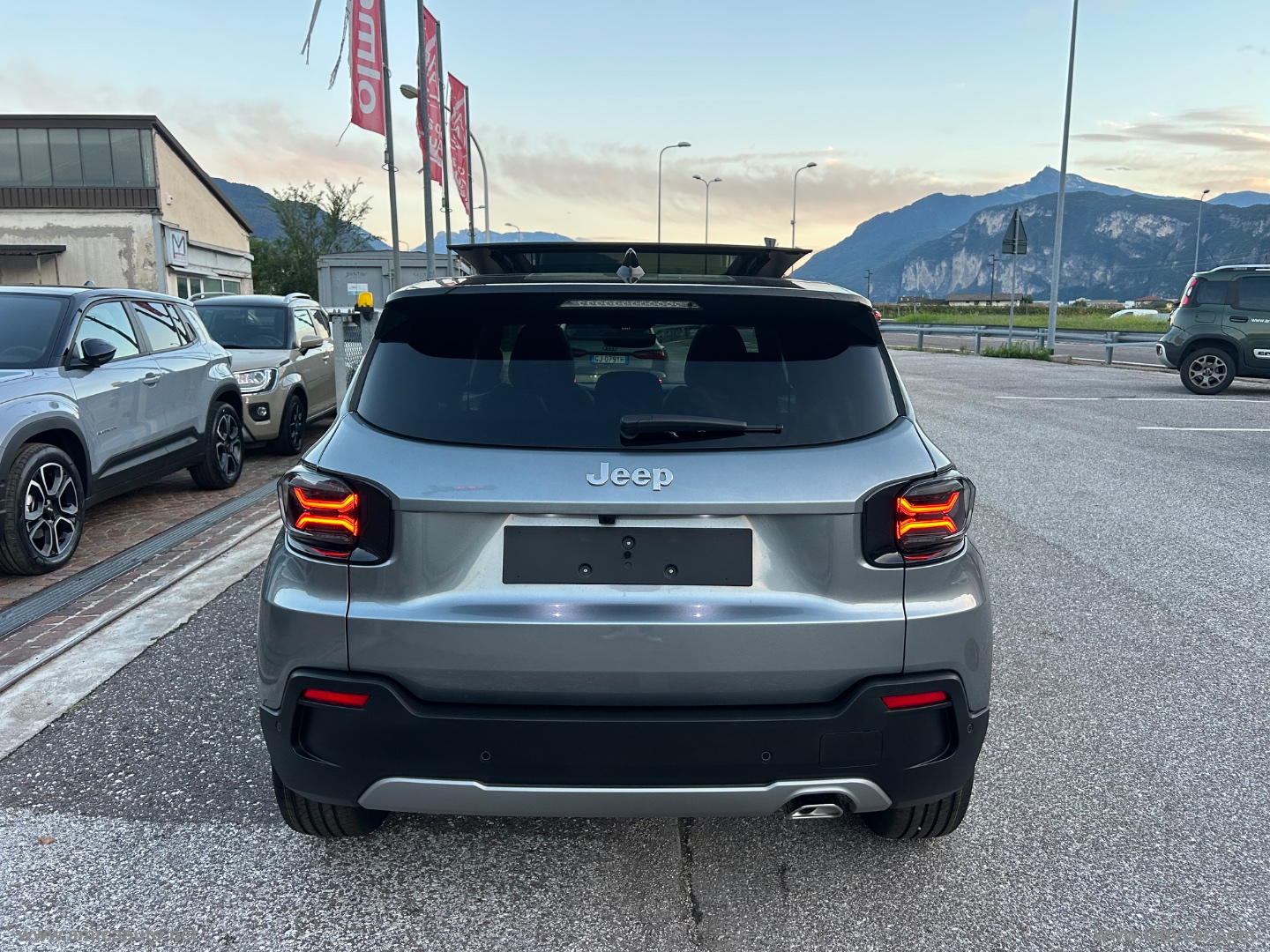 Avenger 1.2 Turbo 110CV e-Hybr. Summit VERNICE BICOLORE GRIGIO GRANITE/TETTO NERO - immagine 7