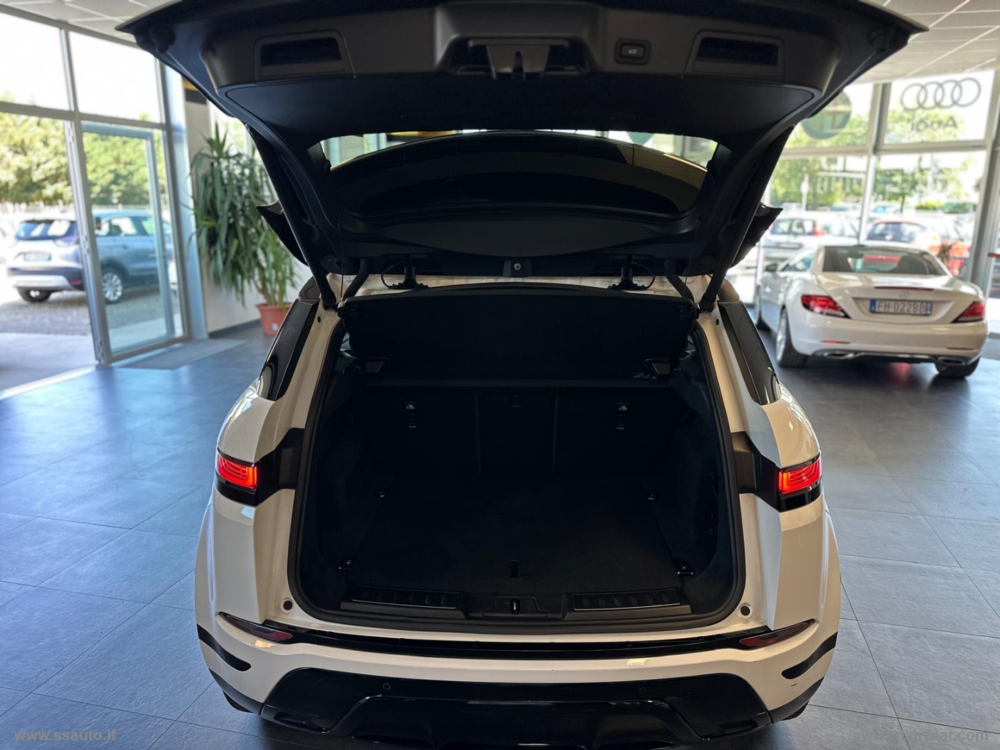 RR Evoque 2.0D L.Flw 150 AWD R-Dyn.HSE TAGLIANDI CERTIFICATI!! - immagine 7