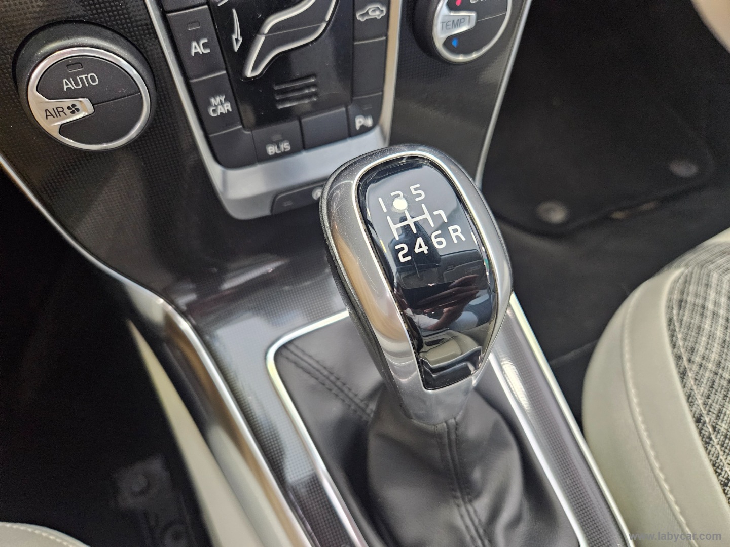 V40 D2 Momentum - immagine 8