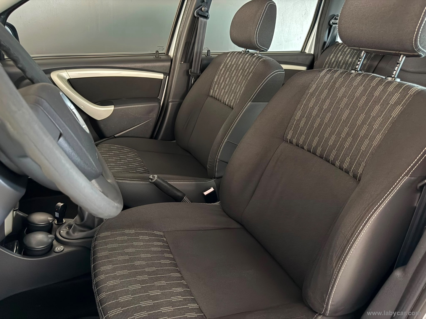 Logan MCV 1.6 85 CV GPL 7p.ti Blackline - immagine 8
