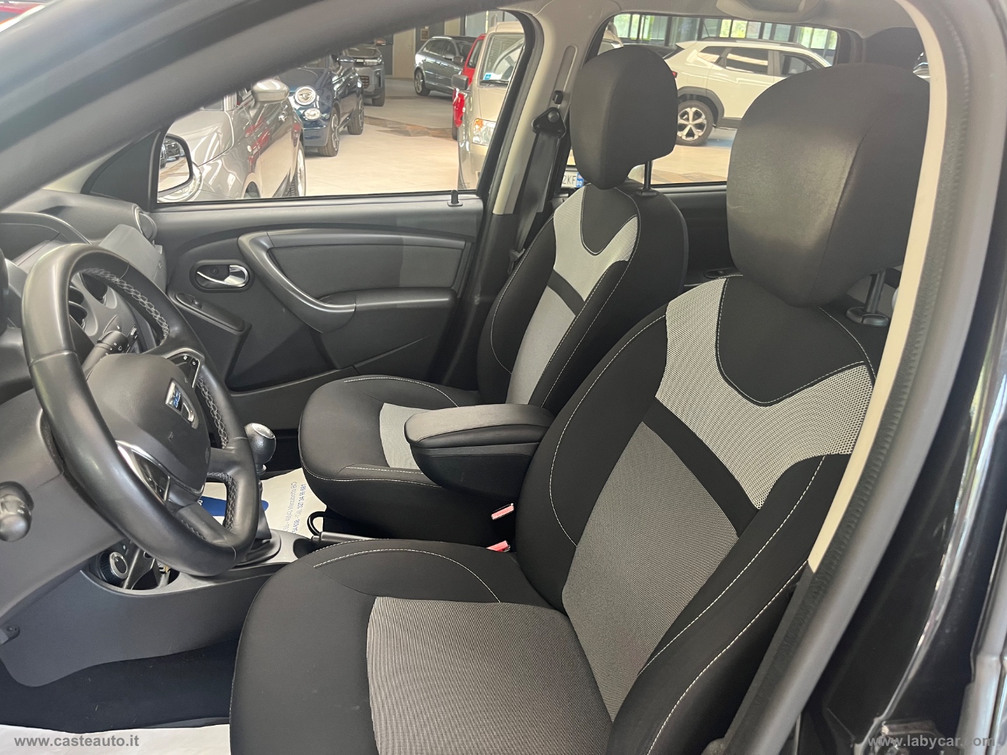 Duster 1.5 dCi 110 CV S&S 4x4 Lauréate CON GANCIO TRAINO - immagine 8
