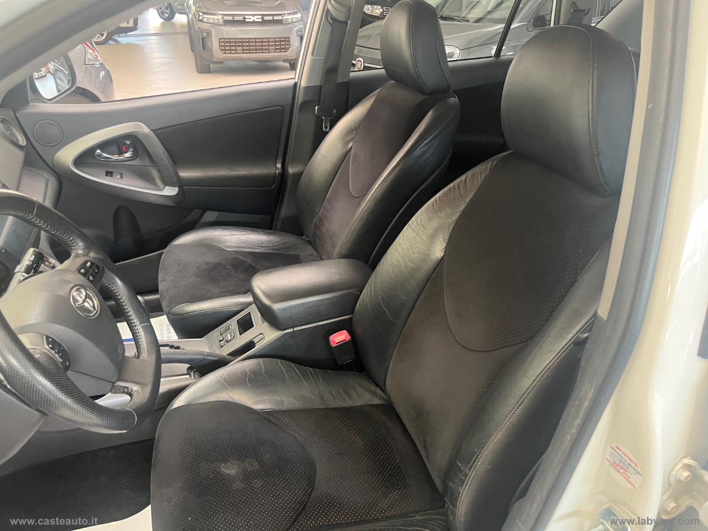 RAV4 Crossover 2.2 D-Cat A/T 150 CV Lux. - immagine 8