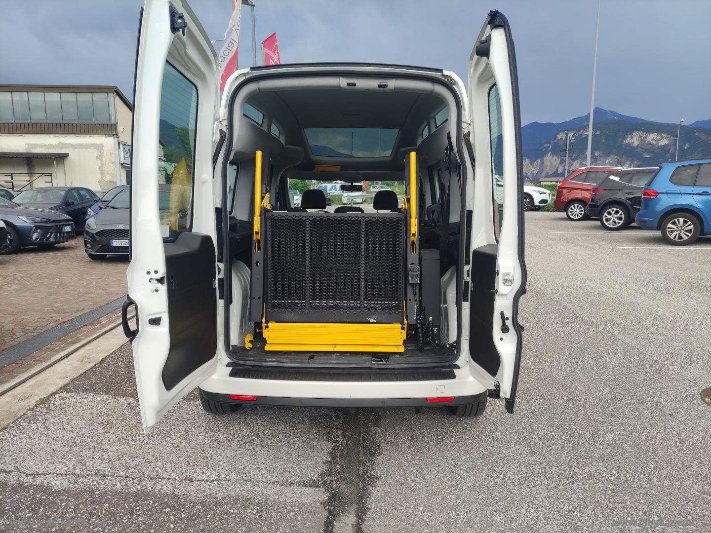 Doblò 1.6 MJT 120 PL Combi Maxi Loun. TETTO ALTO CON PEDANA POST. PER OSPITI DISABILI - immagine 8